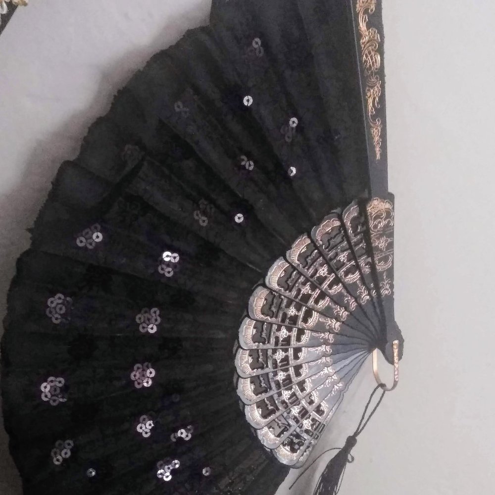 BEAUTIFUL LADY'S DELUXE FOLDABLE HAND FAN W/STAND!!